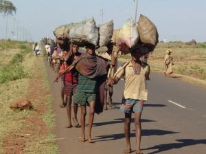 �s�Ɍ������l�X